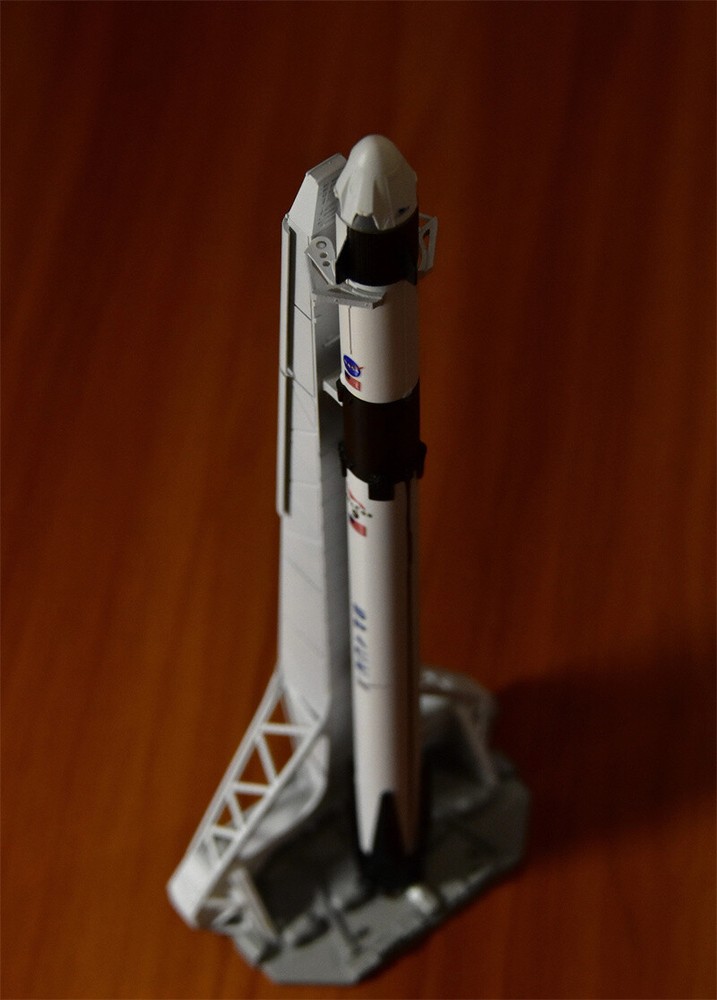 Space X Falcon 9 Crew Dragon Spacecraft Rocket +Launcher Model Toy