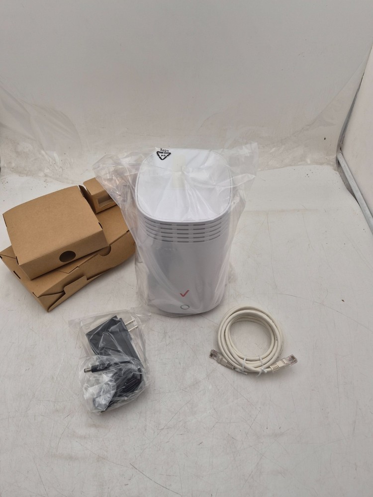 Verizon WiFi  Extender E3200 COMES WITH POWER ADAPTER