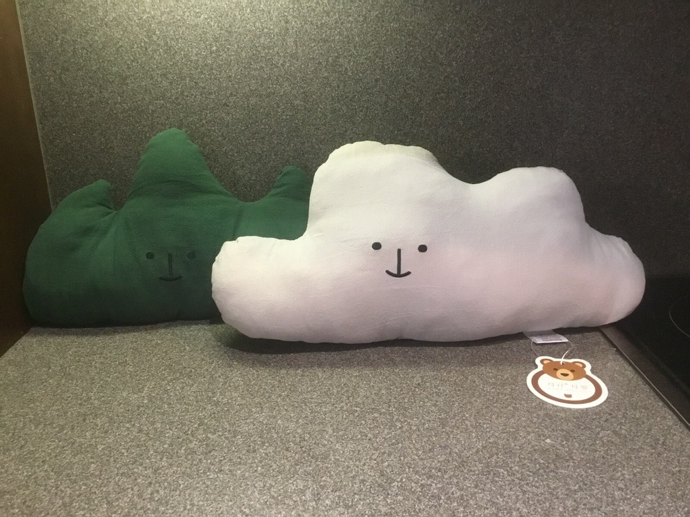 Muma Muing Cloud And Mountain Decorative And Posing Pillows Two Units