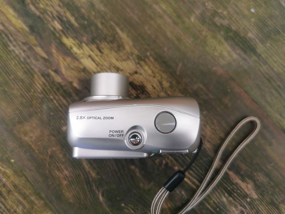 Olympus X-710 4.0MP Compact Digital Camera Silver + Xd 512mb Memory Card & Case