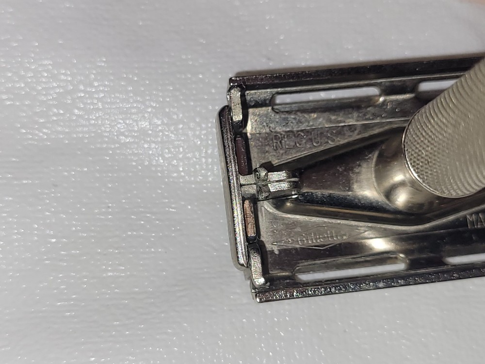 Vintage 1940s (Pre Dates Code) Gillette Super Speed 1-Piece Razor With Case USA
