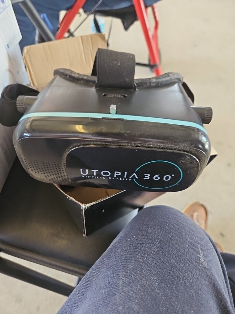 Utopia 360 Universal Virtual Reality Headset W/ Bluetooth Controller .