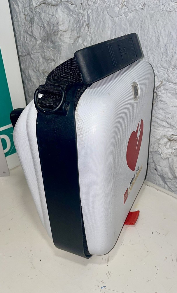 LIFEPAK CR2 Essential - Fully Automatic Defib - Portable Bundle - AED