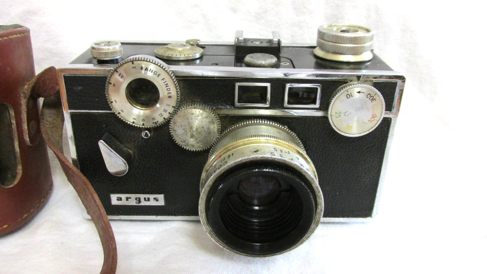 VINTAGE 1950s ARGUS C3 CAMERA w/ HALF CASE WORKS!!