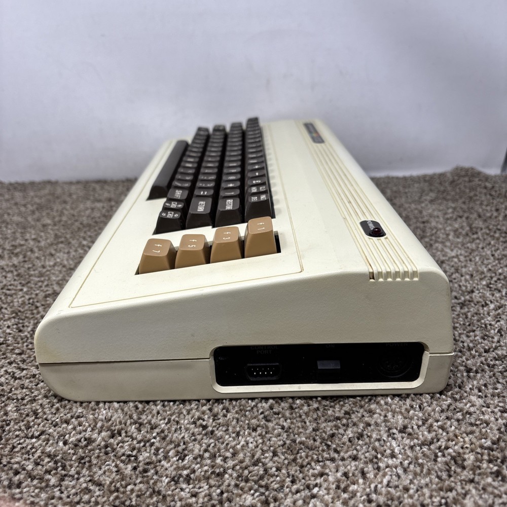 COMMODORE VIC-20 DIN COMPUTER ONLY TESTED AND WORKING READ