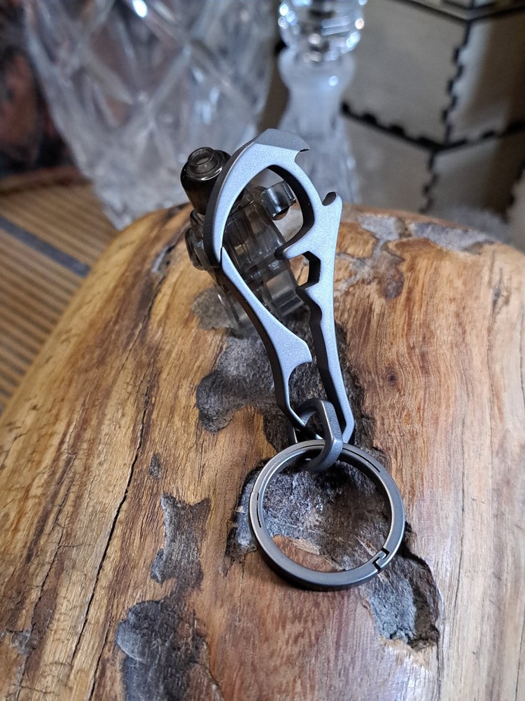 EDC TITANIUM MULTI-TOOL CARABINER KEYCHAIN