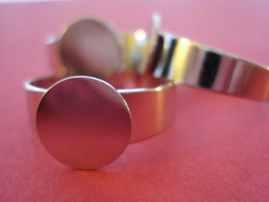 20 Silver Tone ADJUSTABLE RING bases – Ring Size 8 – Glue Pad 10mm