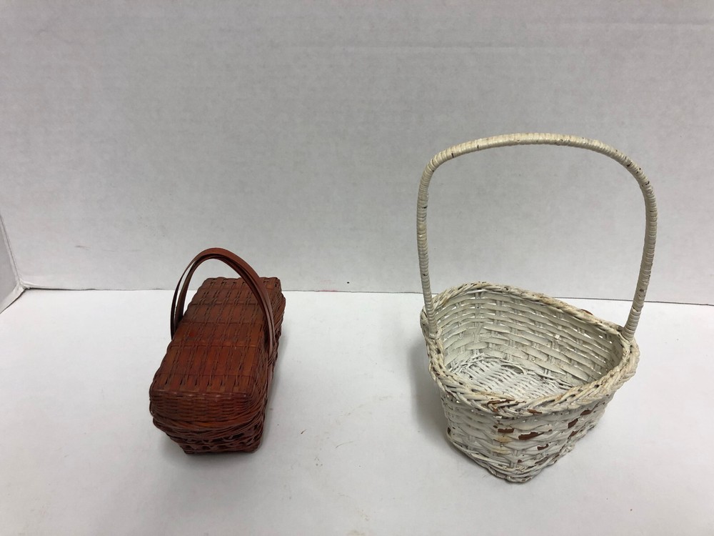 LOT OF 4 SMALL BASKETS FOR CRAFT PROJECTS
