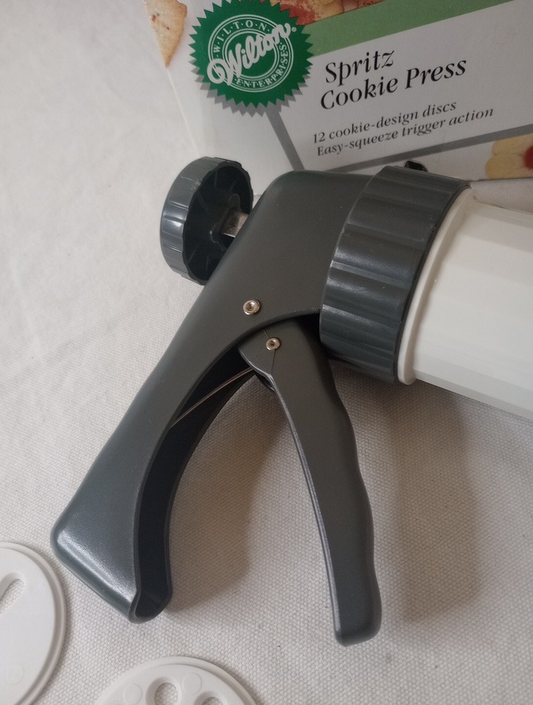 Vintage WILTON SPRITZ COOKIE PRESS WITH 12 DIFFERENT COOKIE DESIGN DISCS