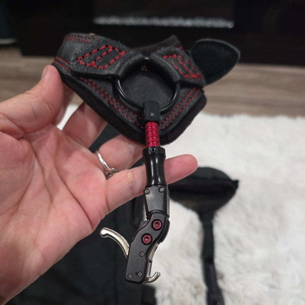 Tru-Fire Hard Core Buckle Archery Release. Black/Red.