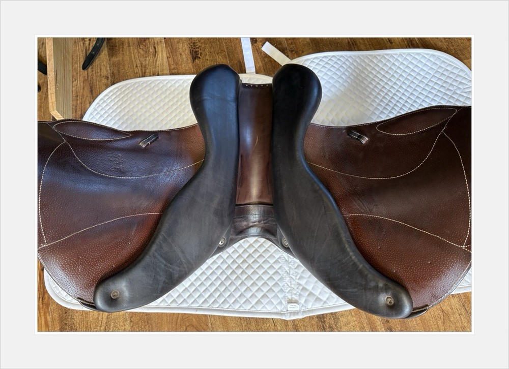 Voltaire Essential jump Saddle. 17.5” Interchangeable
