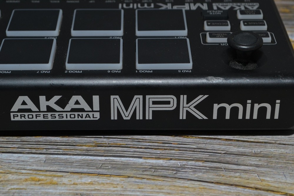 Akai Professional MPK Mini 25-Key USB MIDI Keyboard Controller Black Pads Knobs