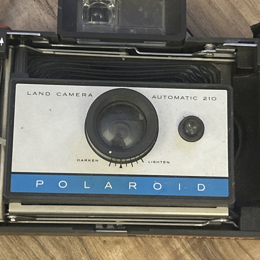Vintage POLAROID automatic 210 Land Camera