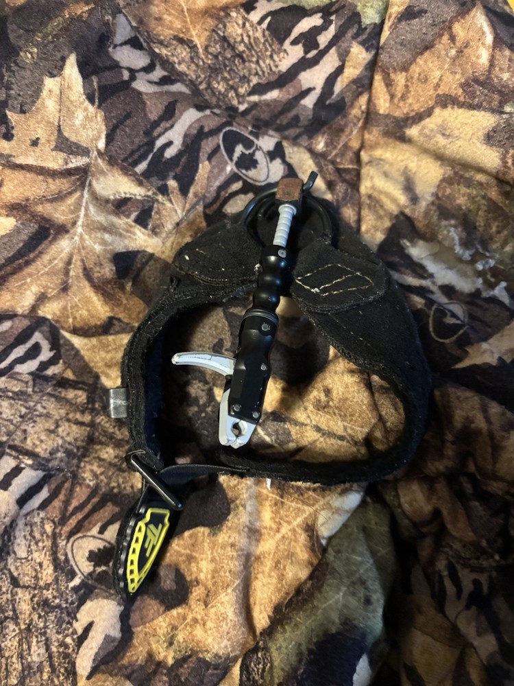 TruFire Fold back Fully Adjustable Buckle Release Black And Grey Ambidextrous