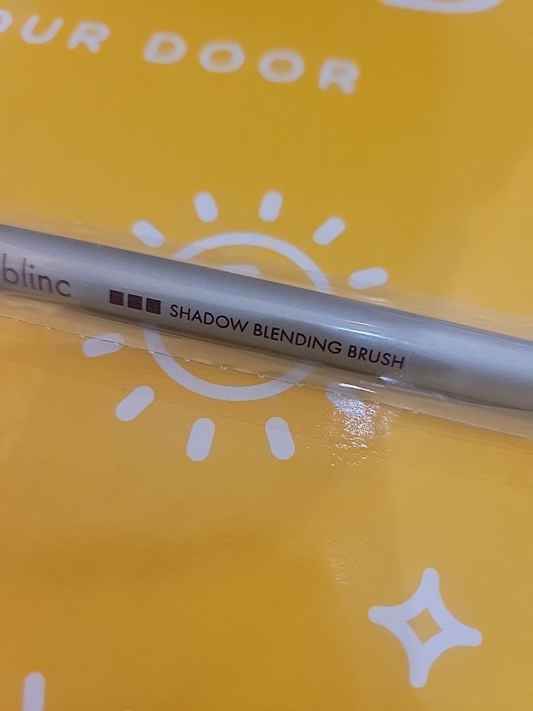 BLINC SHADOW BLENDING BRUSH- NEW SHIPS FAST!
