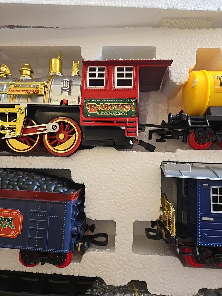 TRADITIONAL EASTERN EXPRESS BATTERY OPERATED MODEL TRAIN & TRACKS SET