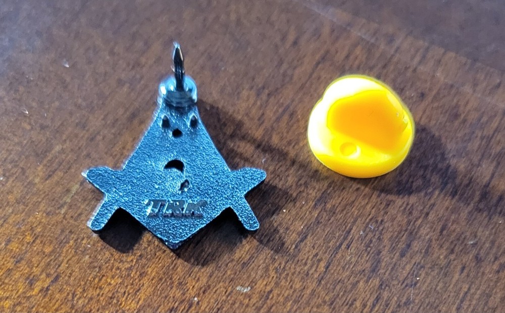 Masonic Lapel pin Mason Blue detailing Square and Compass