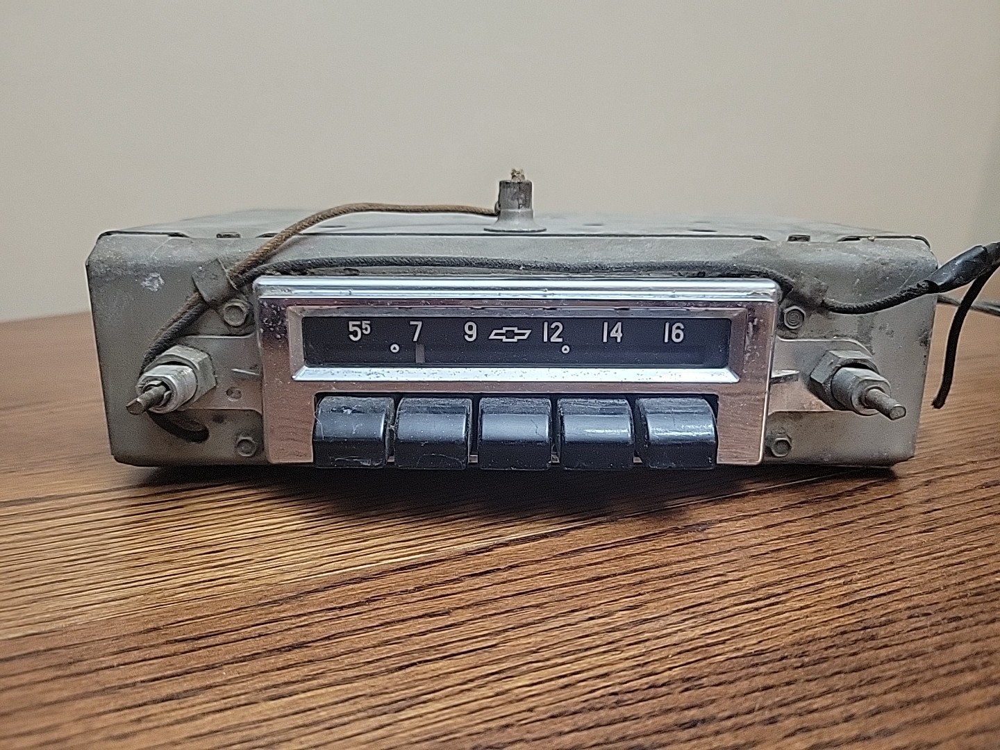 VINTAGE ANTIQUE 1955-1956 CHEVY 12 VOLT BLACK PUSH BUTTON AM RADIO (UNTESTED)