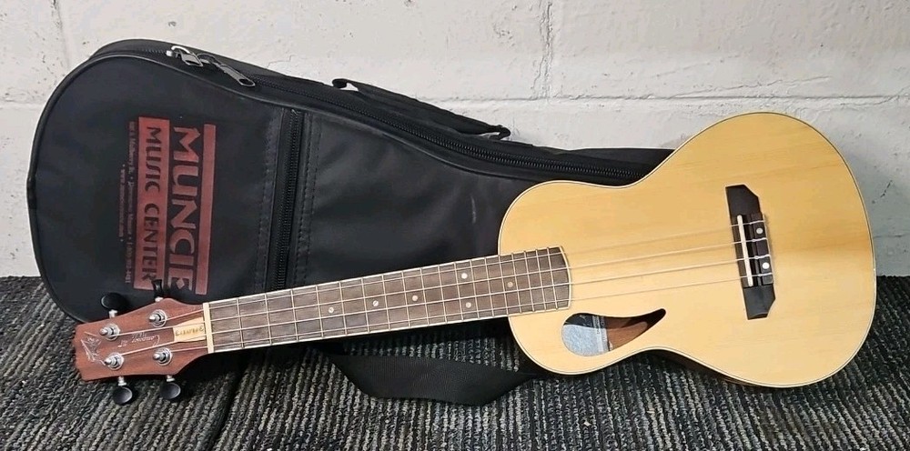 Peavey Composer AU Ukulele with Gig Bag