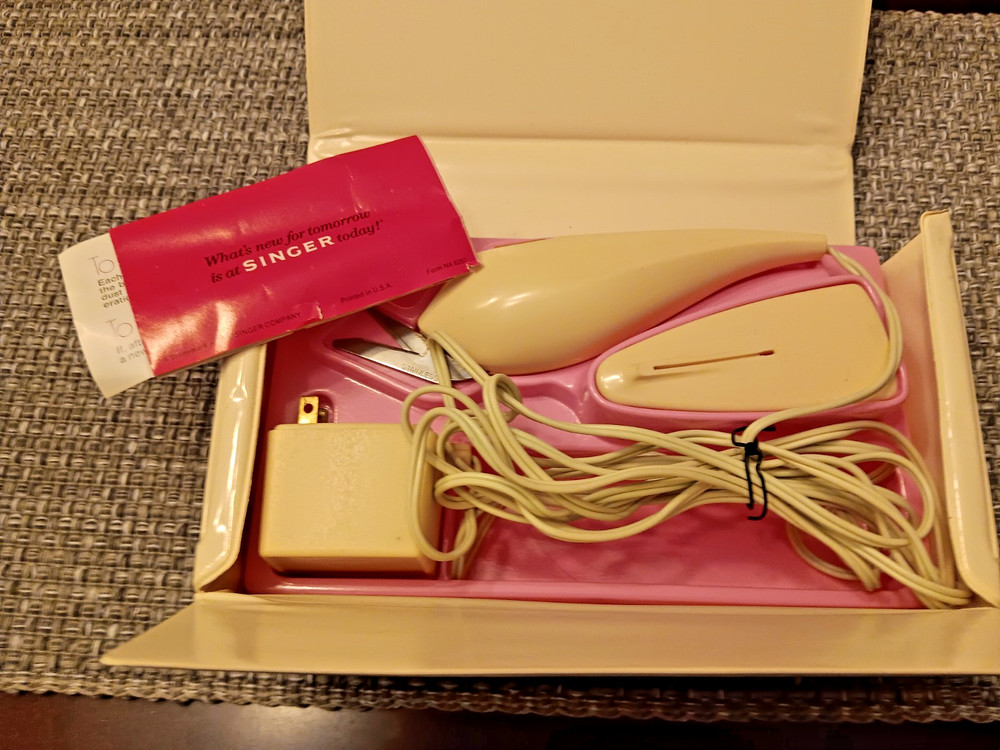 Vintage Singer Electric Lighted Scissors with Case Works