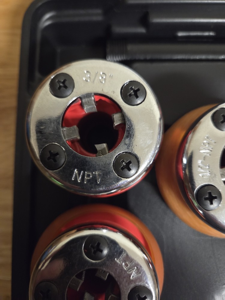 VEVOR KT1106A Manual ratcheting Pipe Threader Set