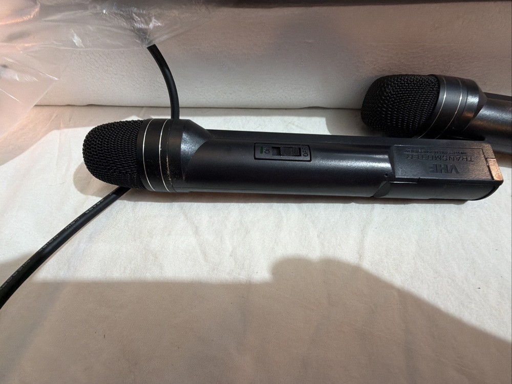 Topnotch Wireless Microphone System GL-2020. Two Microphones. Karaoke