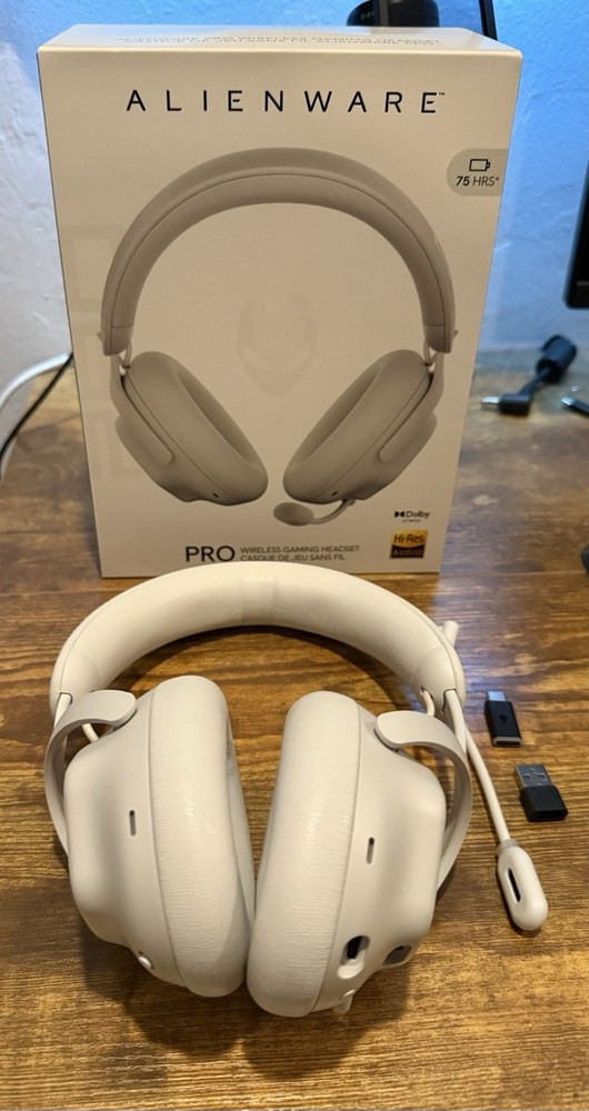 Alienware Pro Wireless Gaming Headset White/Lunar Light. NEW BARELY WORN
