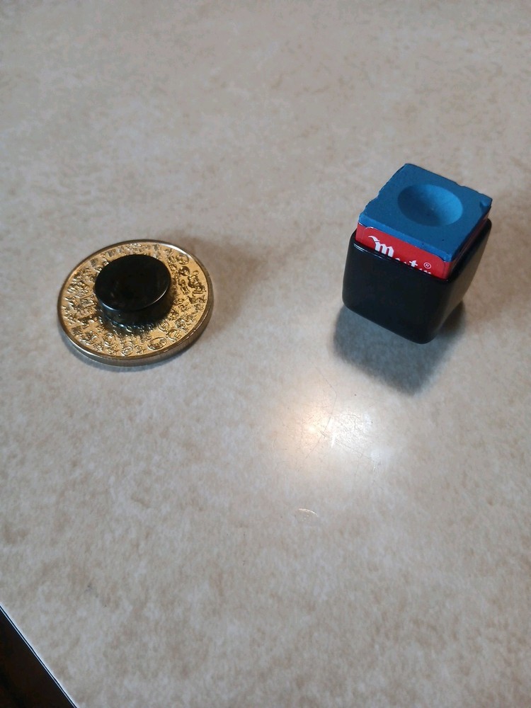 Magnetic chalk holder