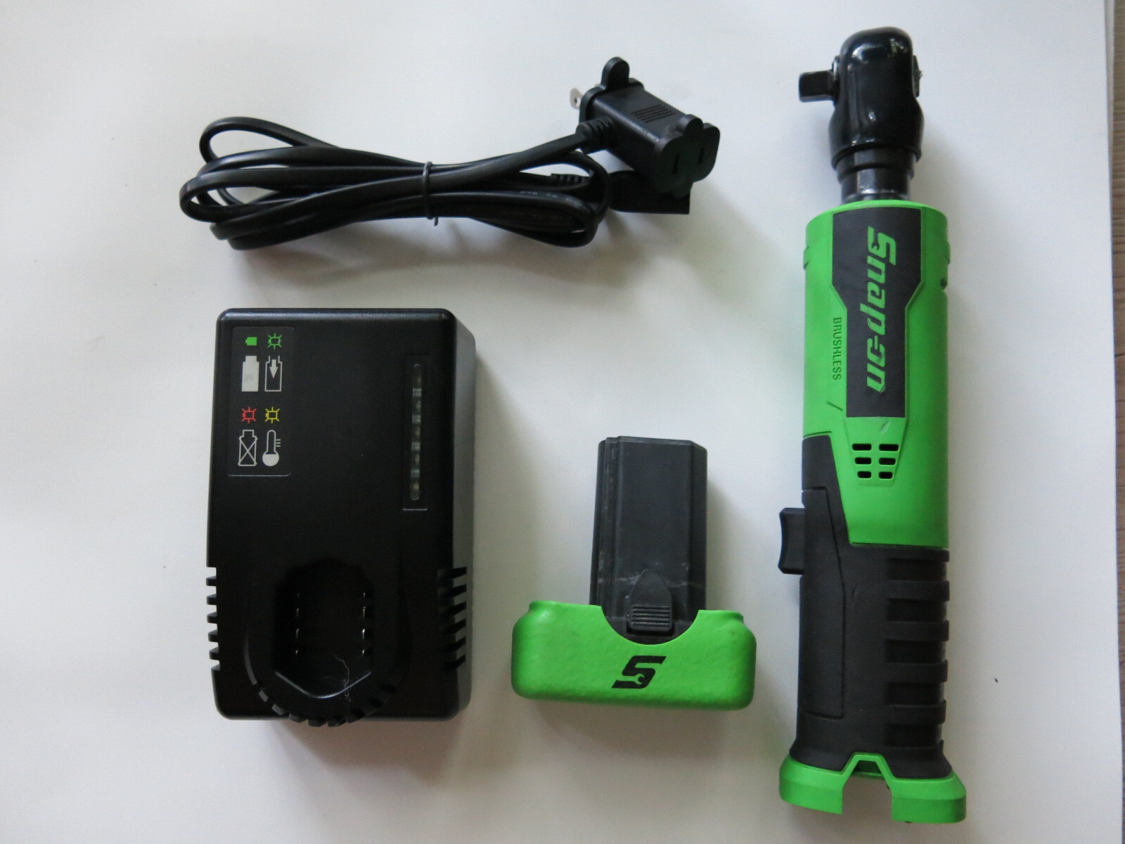 Snap-On CTR761 Green 3/8" 14.4v Cordless Ratchet Battery & Charger Set