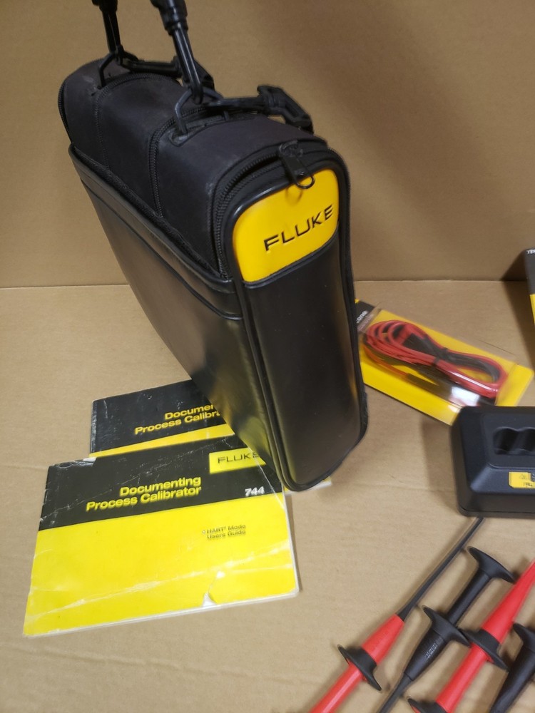 Fluke 744 Documenting Process Calibrator With Accessories. Read Desc.
