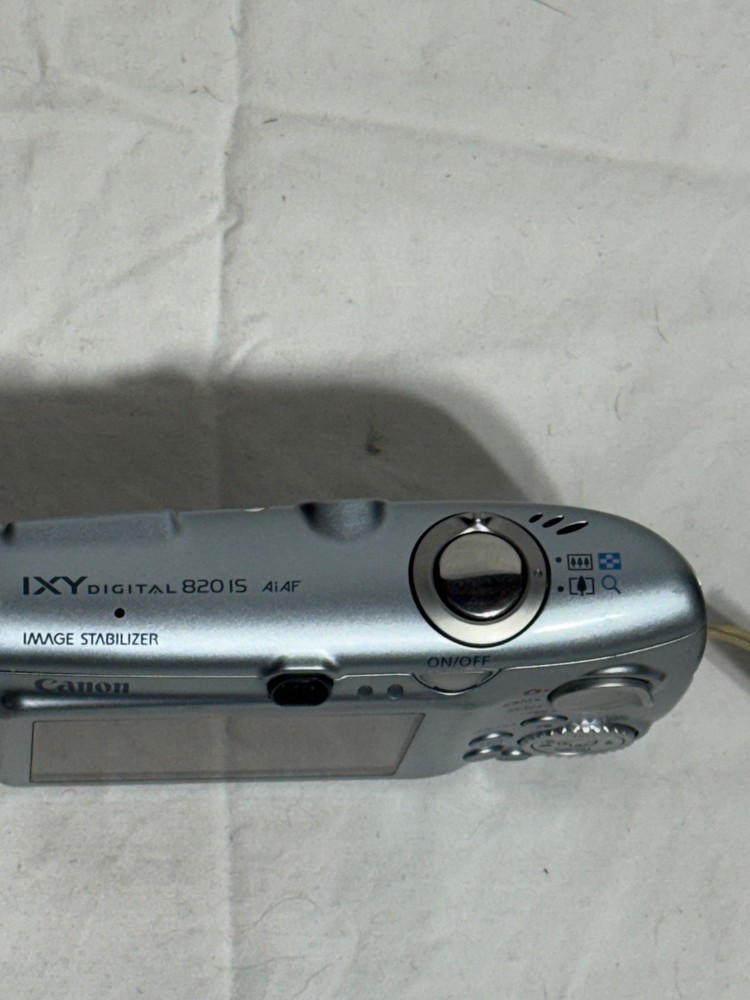 Canon Digital Camera IXY 820 IS With Leather Case