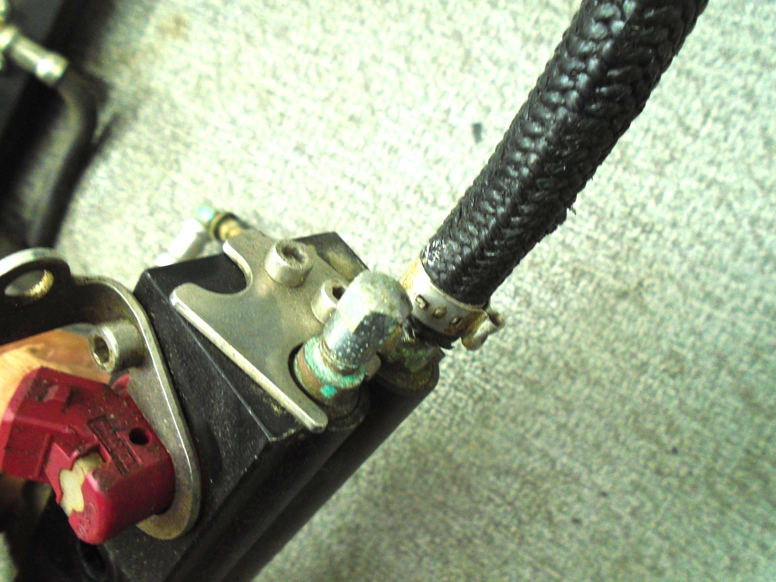 USED PORT & STARBOARD FUEL RAILS W INJECTORS 884430T07 MERCURY OUTBOARD