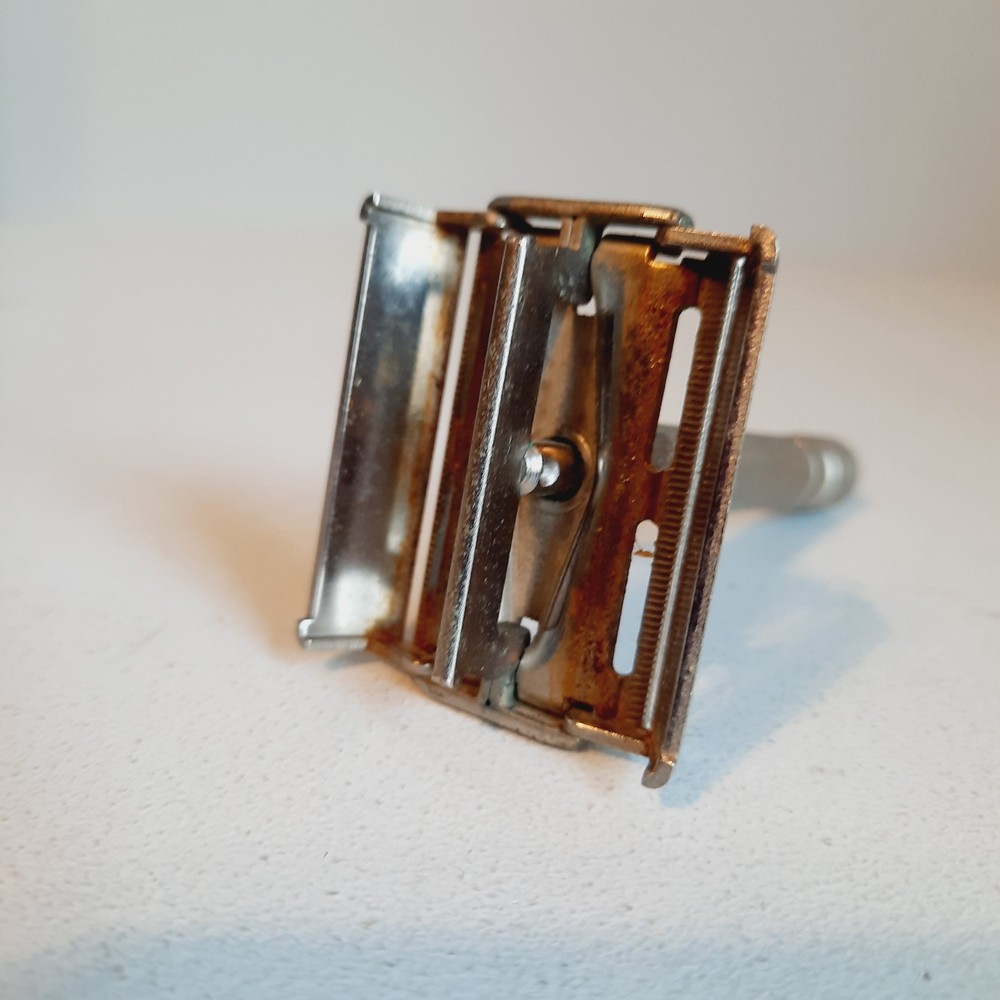 Vintage 1940s (Pre Dates Code) Gillette Super Speed Safety Razor With Case USA