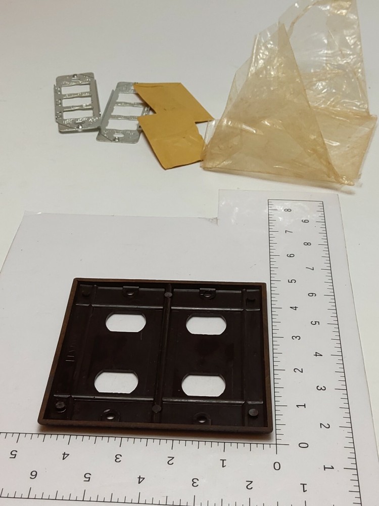 VINTAGE LEVITON BAKELITE DESPARD WALL PLATE (NOS)