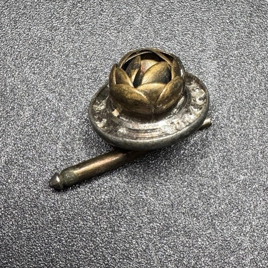 Antique Flower Top Spring Back Collar Stud / Shank Button – Brass Tone