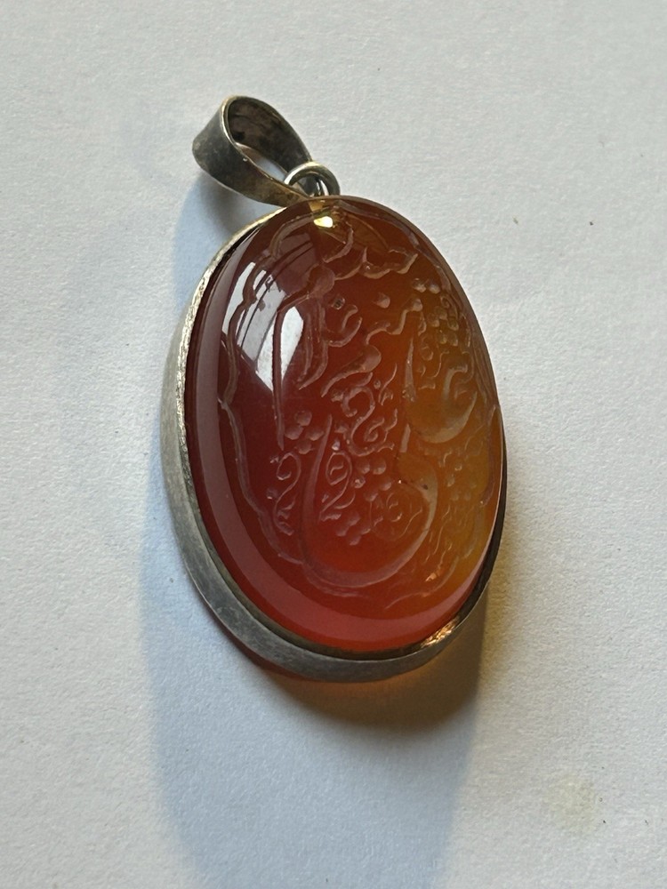 MIDDLE EASTERN ISLAMIC LARGE AGATE CARVED ARABIC CALLIGRAPHY SILVER PENDANT