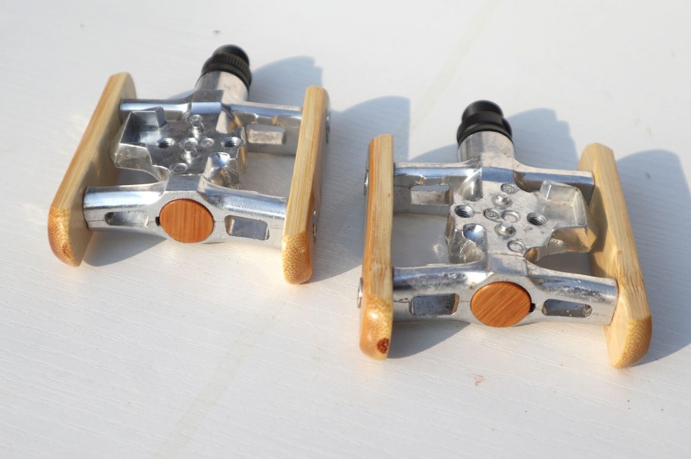 Bamboo bicycle single-sided self-locking pedals