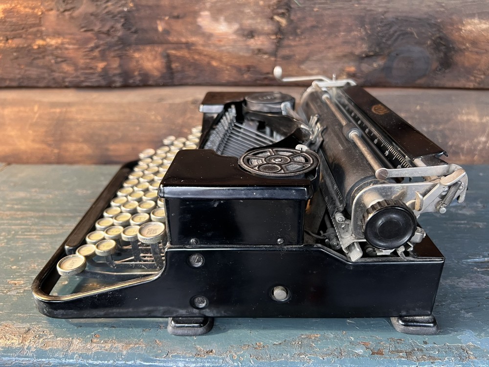 ANTIQUE 1930’s ROYAL TYPEWRITER