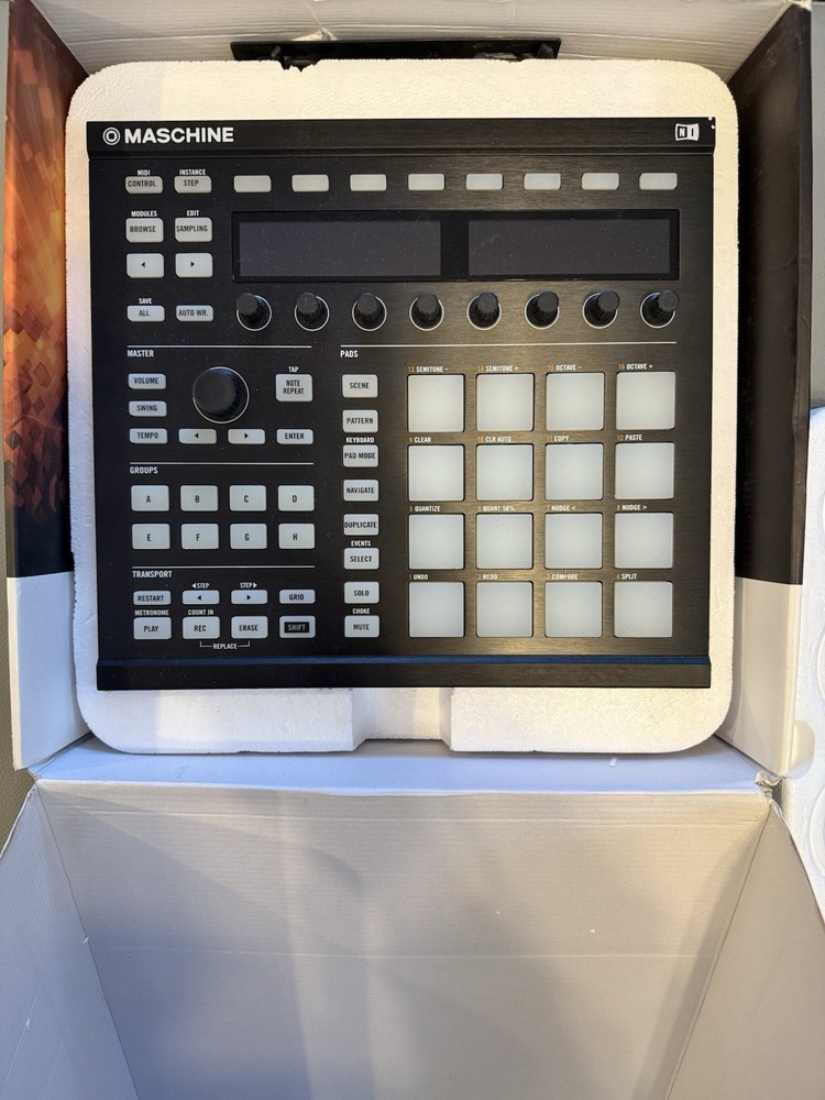 Native Instruments MASCHINE Groovebox Studio Black, 16 Pads, USB, Effects