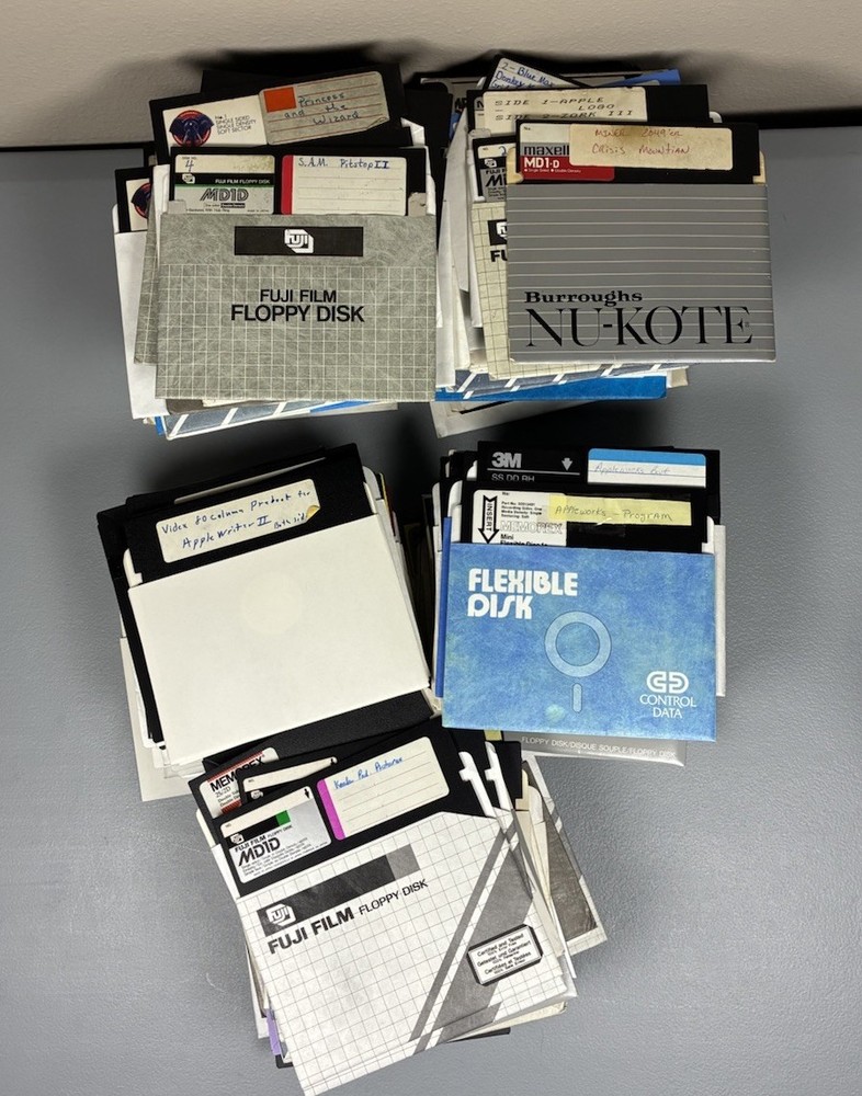 5.25 Floppy disks - 350+ Disks (Apple II/Commodore) - untested