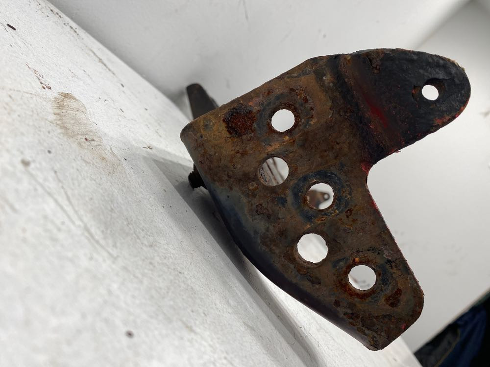 Freightliner Columbia Hood Hinge (674-10284)