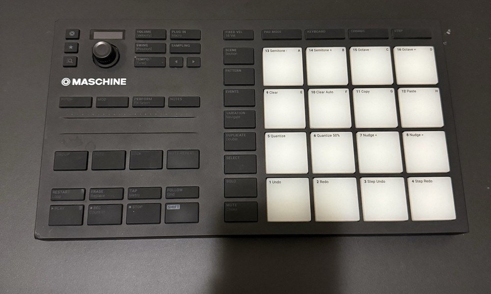 Native Instruments Maschine Mikro MK3 Sampler & Sequencer 16 Pad Triggers Black