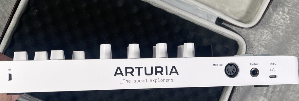 Arturia MiniLab 3 Keyboard Controller (25-Key) - White
