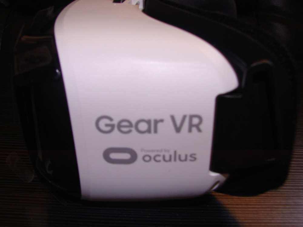Samsung Gear VR Headset Powered by Oculus, White - Open Box, Unused