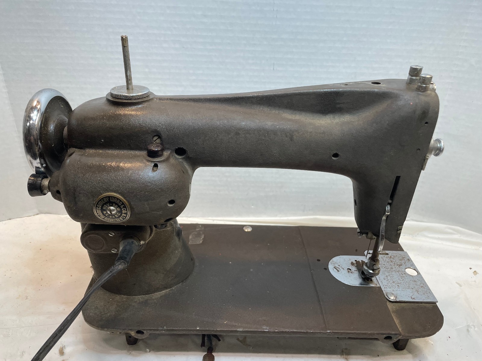 Montgomery Ward Model 30 Streamliner Electric sewing machine - Parts or Repair
