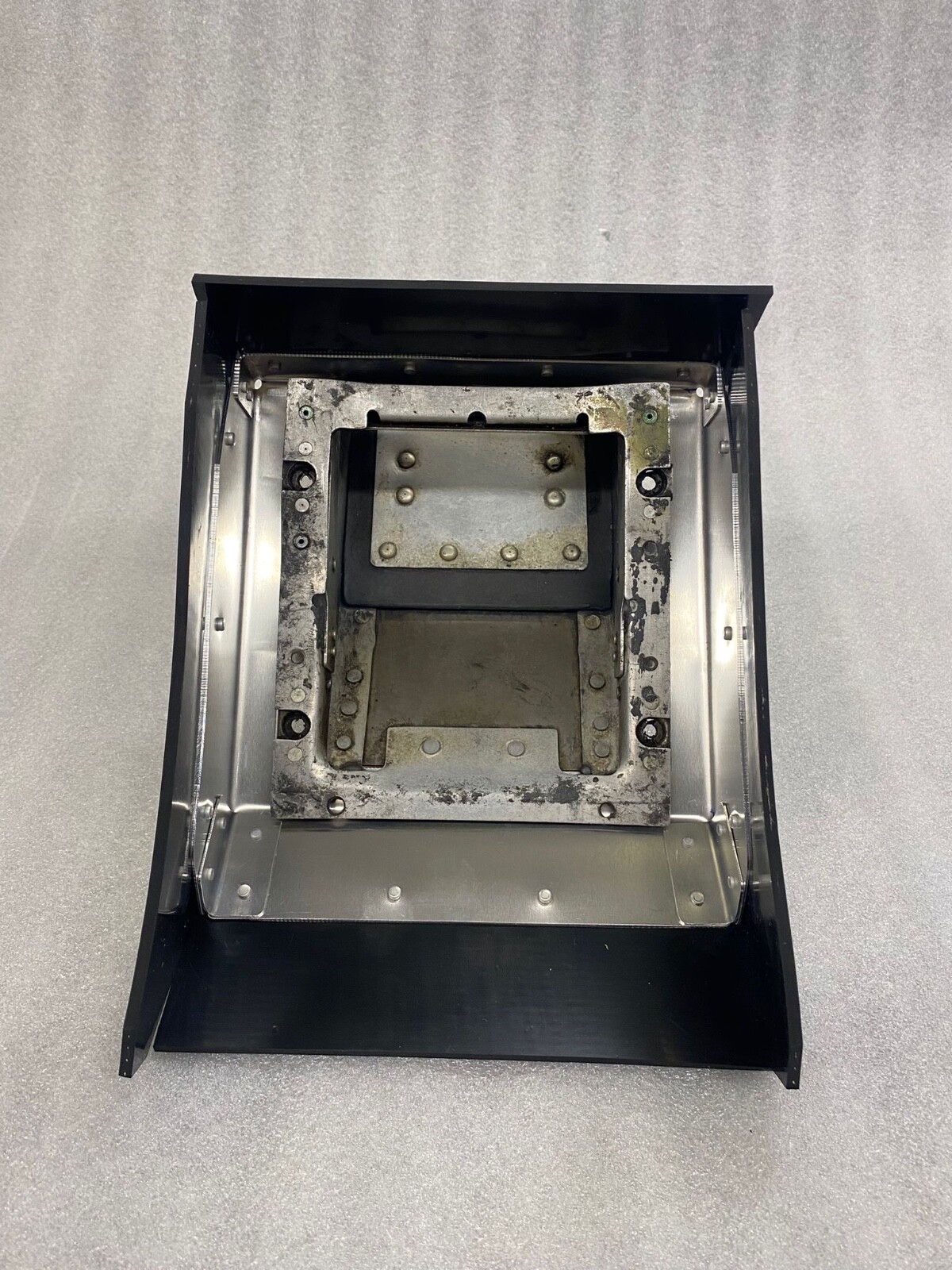 CESSNA 150, 152, 172 AIRFILTER/AIRBOX SHROUD ASSEMBLY HOLDER