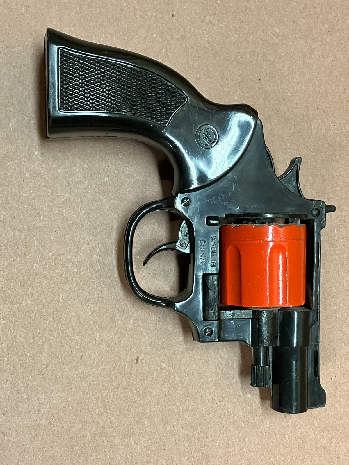 Cap Gun Revolver Die Cast Pistol 12 shot Toy Detective Pistol NOT WORKING