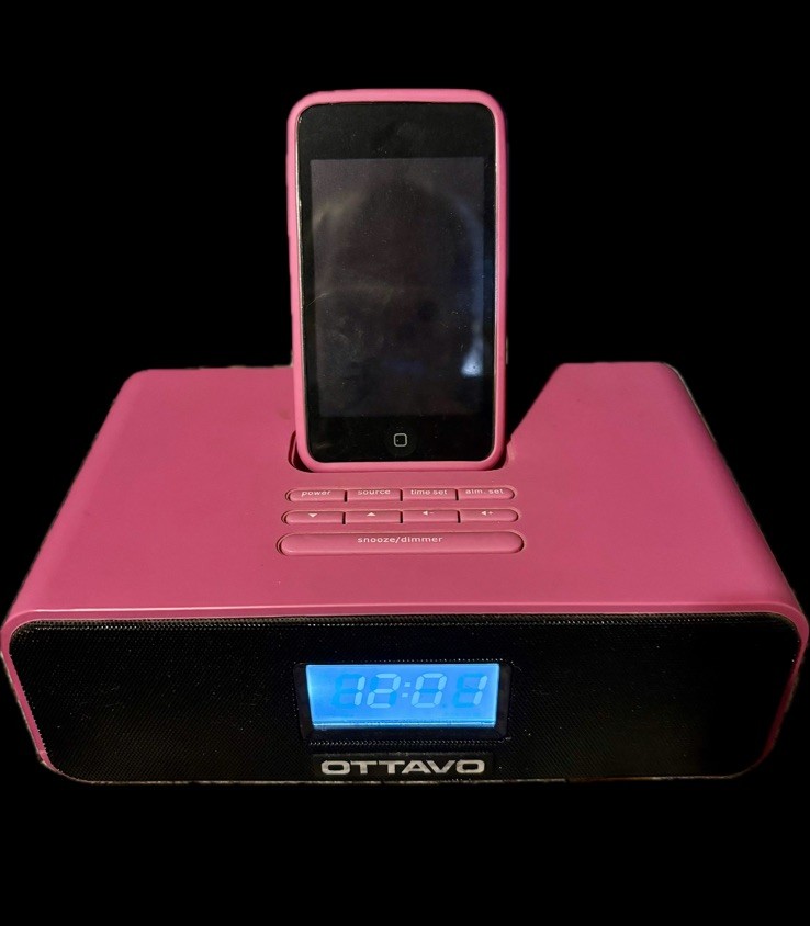 Apple iPod Touch 2nd Generation with OTTAVO Pink Wired Audio Dock