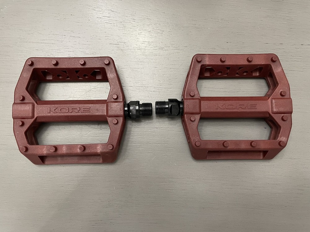 Kore Rivera Thermo Flat Pedal - 9/16” - Blood Red