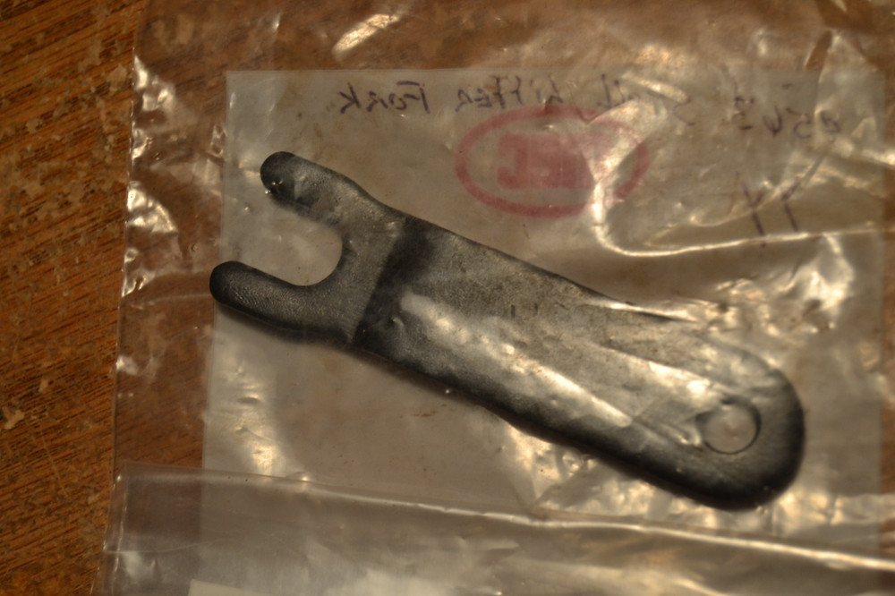 MEC P/N 8563 SHELL LIFTER FORK NOS